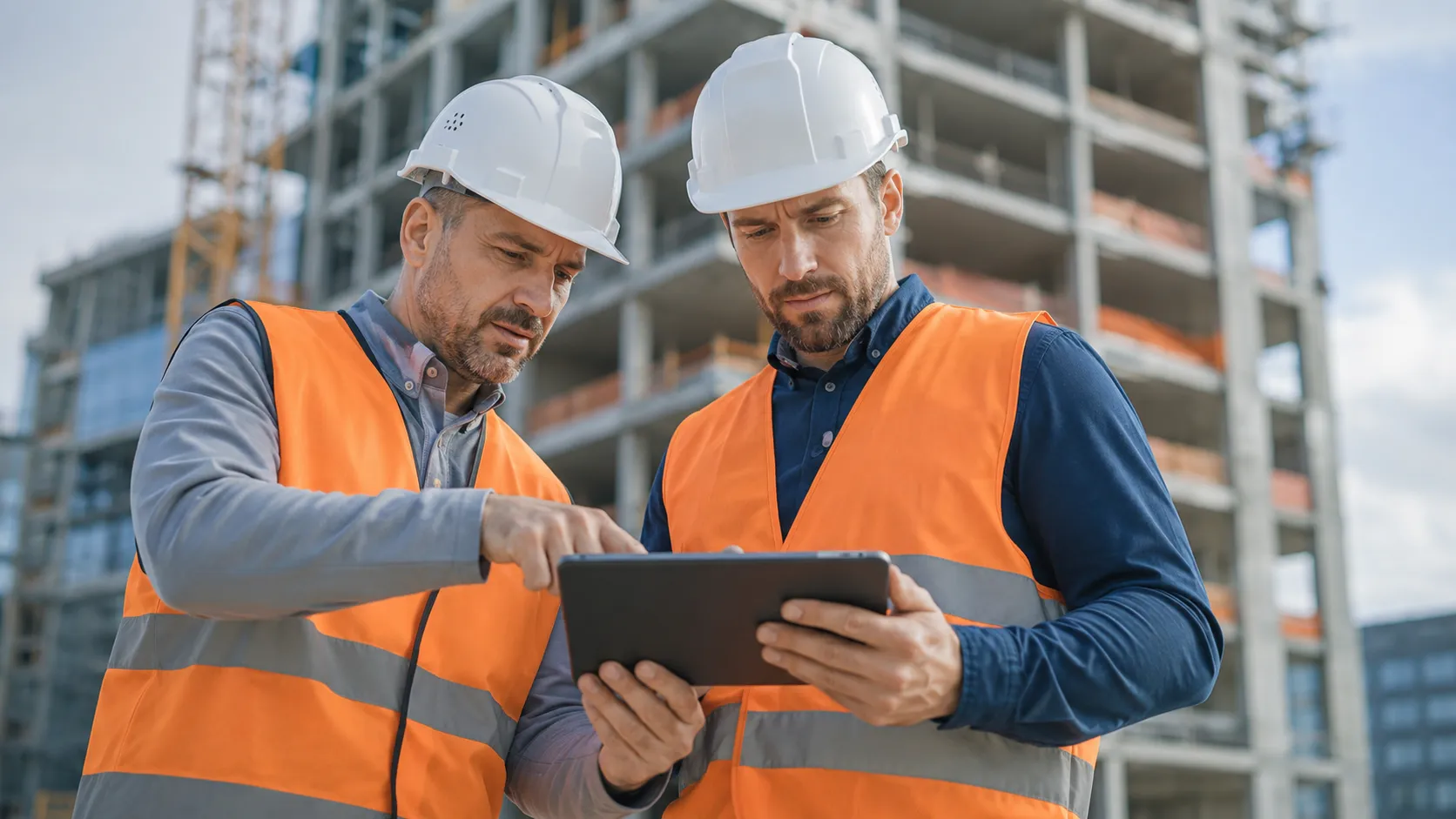 Engenheiros acompanhando o avanço físico de uma obra em campo